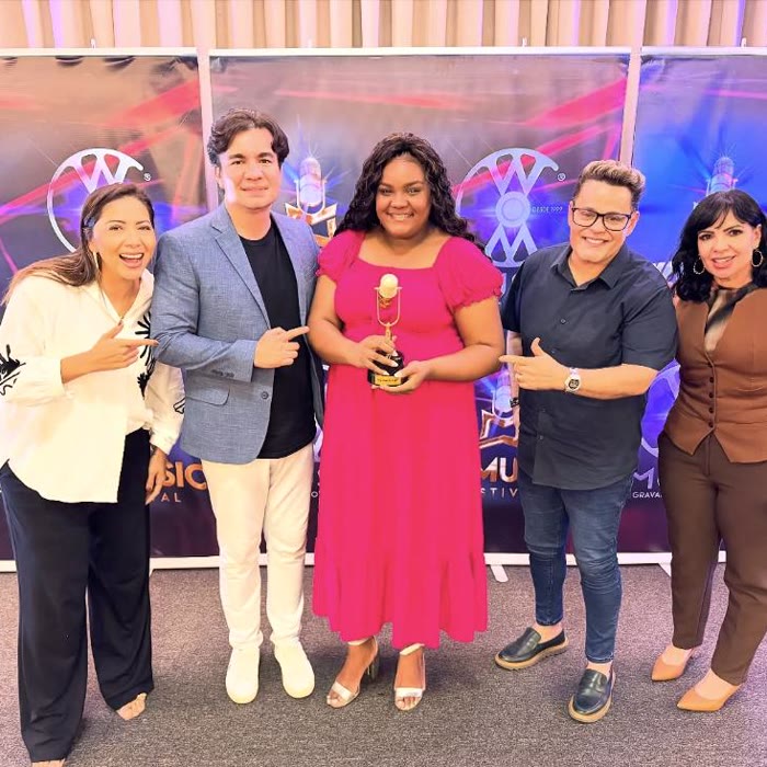 Entrega do troféu na final do Festival W.Music
